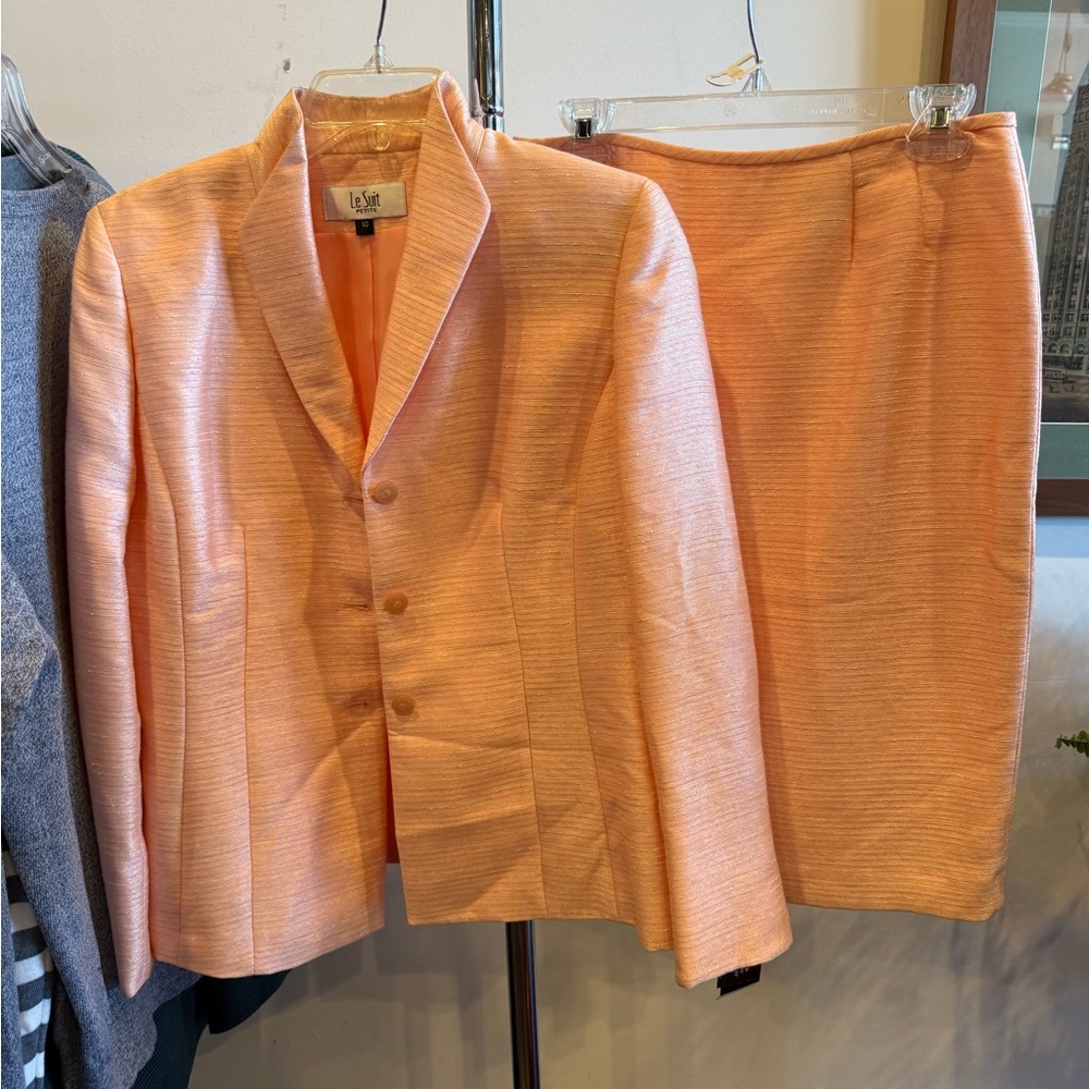 Le Suit Coral Blazer and Skirt Set Sz 10